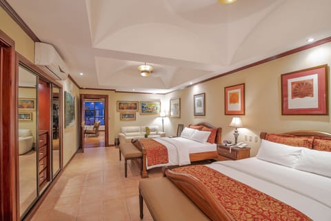 Junior Suite | Premium bedding, minibar, in-room safe, desk