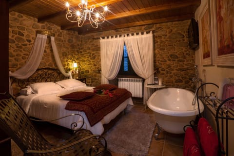 Romantic Double Room, Bathtub | Premium bedding, desk, iron/ironing board, rollaway beds