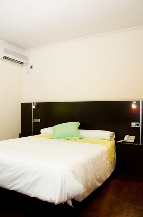 Triple Room | In-room safe, blackout drapes, iron/ironing board, free WiFi