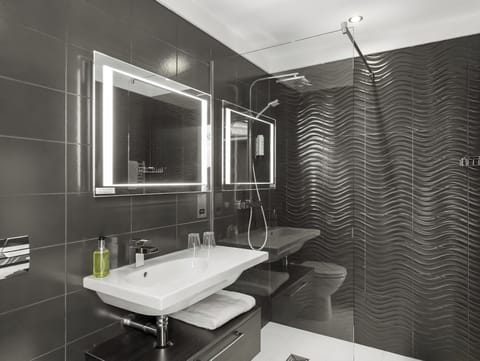 Deluxe Double Room | Bathroom | Shower, rainfall showerhead, hair dryer, towels