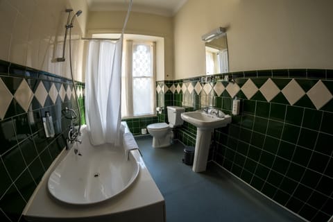 Classic Twin Room, 2 Twin Beds | Bathroom | Combined shower/tub, deep soaking tub, free toiletries, hair dryer