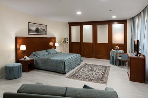 Suite, Garden View | Minibar, in-room safe, desk, soundproofing