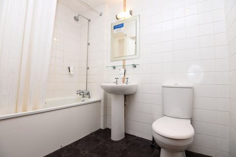 Twin Room | Bathroom | Free toiletries, hair dryer, towels