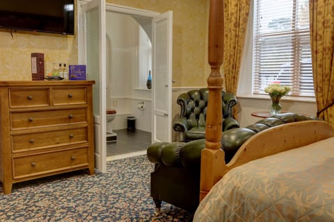 Deluxe Suite, 1 Double Bed, Non Smoking | In-room safe, desk, iron/ironing board, cribs/infant beds