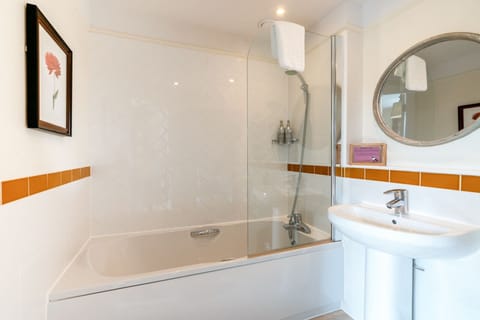 Family Room | Bathroom | Shower, free toiletries, towels