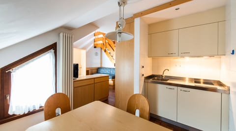 Studio (4 People) | Private kitchen | Stovetop, cookware/dishes/utensils