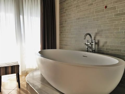 Suite | Deep soaking bathtub