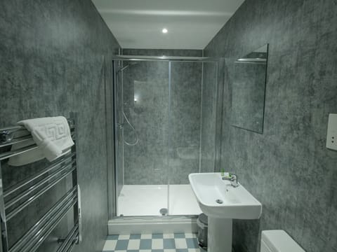 Twin Room | Bathroom | Shower, free toiletries, hair dryer, towels