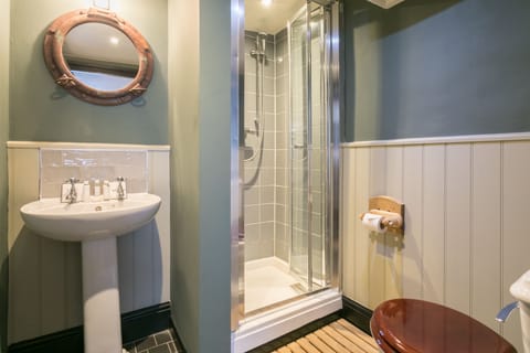 Combined shower/tub, hair dryer, towels