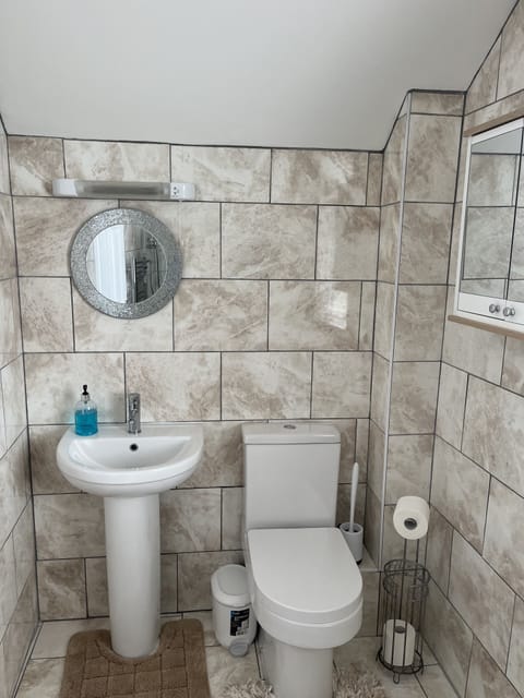 Family Quadruple Room, 1 Bedroom | Bathroom | Free toiletries, hair dryer, towels