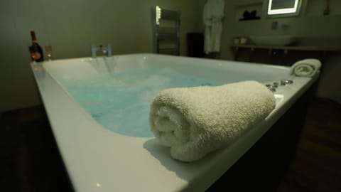 Spa Bridal Room | Bathroom | Free toiletries, hair dryer, towels