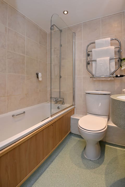 Family Room | Bathroom | Free toiletries, hair dryer, towels