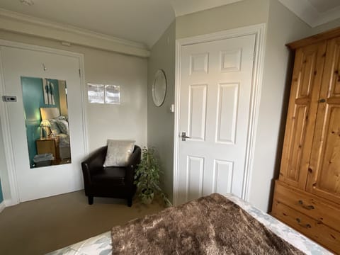 R4 Double En-suite Room (Pet friendly) | Individually decorated, individually furnished, desk, blackout drapes