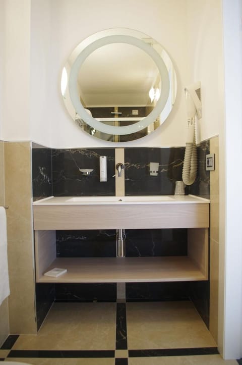 Shower, free toiletries, hair dryer, bidet