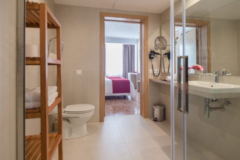 Superior Double Room | Bathroom | Combined shower/tub, towels