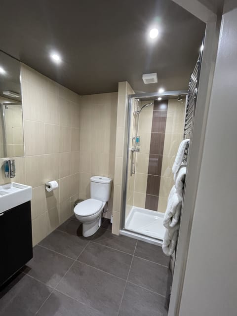 Standard Double Room | Bathroom | Shower, free toiletries, hair dryer, towels