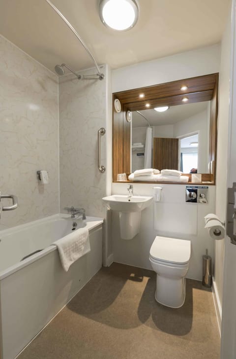 Double Room | Bathroom | Combined shower/tub, free toiletries, towels