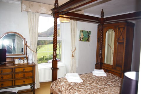 Four Poster Room – Mountain View (Room 2)  | Individually decorated, individually furnished, iron/ironing board