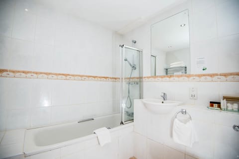 Executive Twin Room, 2 Double Beds | Bathroom | Shower, hair dryer, bidet, towels