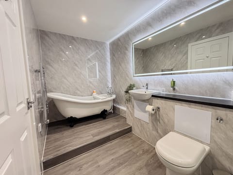 Garden Suite | Bathroom | Shower, hair dryer, bidet, towels