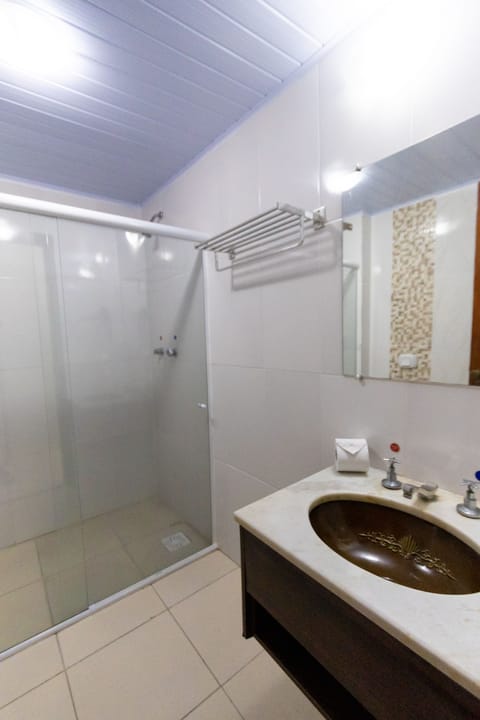 Superior Triple Room | Bathroom | Shower, free toiletries, hair dryer, towels