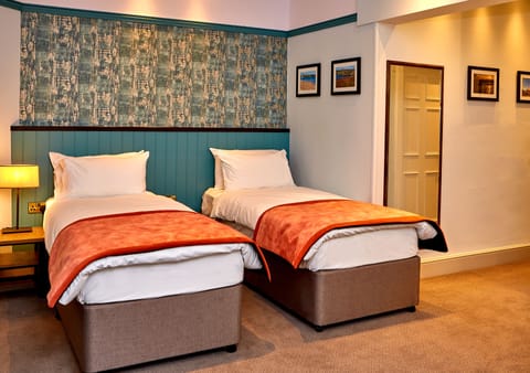 Classic Double or Twin Room | Desk, iron/ironing board, free WiFi, bed sheets