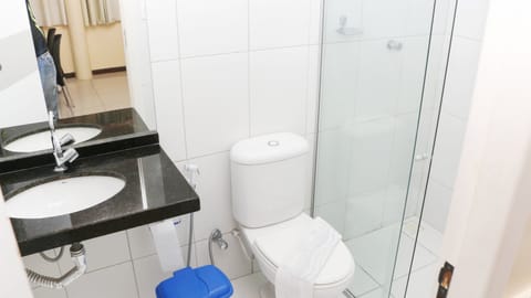 Standard Triple Room | Bathroom | Shower, free toiletries, towels