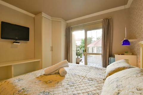 Deluxe Suite | Premium bedding, minibar, individually decorated, individually furnished