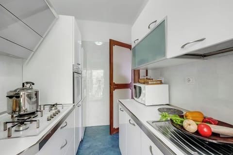 Family Apartment, 2 Bedrooms, 2 Bathrooms (Owl House) | Private kitchen | Fridge, microwave, oven, stovetop