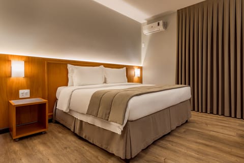 Deluxe Double or Twin Room | Minibar, desk, blackout drapes, free WiFi