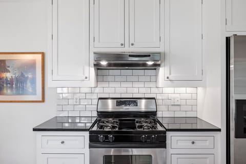 House, 2 Bedrooms | Private kitchen | Fridge, oven, coffee/tea maker, toaster