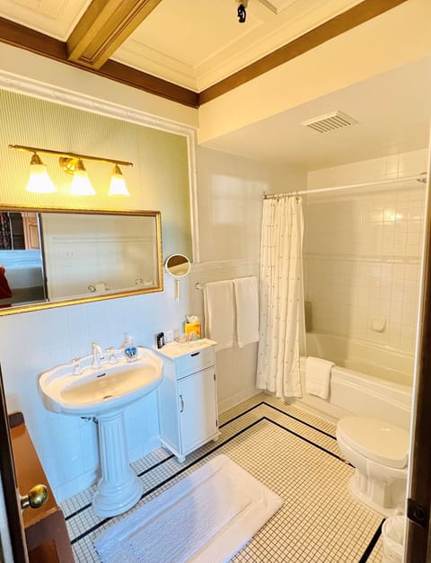 Signature Room, 1 King Bed, Fireplace, Marina View | Bathroom | Designer toiletries, hair dryer, bathrobes, towels