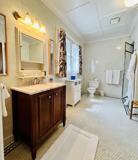 Executive Room, 1 King Bed, Bay View | Bathroom | Designer toiletries, hair dryer, bathrobes, towels