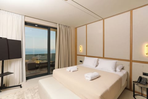 Minibar, in-room safe, soundproofing, free WiFi