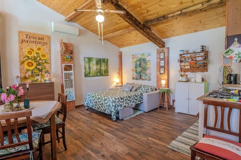 Loft, Garden View | Living area | 32-inch TV with digital channels, fireplace