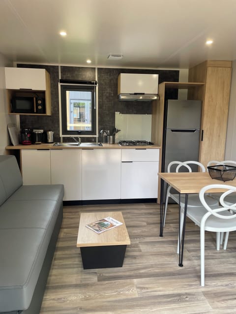 Quadruple Room, Park View | Living area