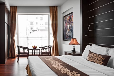 Executive Suite, 1 King Bed, City View | In-room safe, desk, laptop workspace, bed sheets