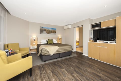 Superior Studio, 1 King Bed, Ground Floor | Premium bedding, pillowtop beds, minibar, desk