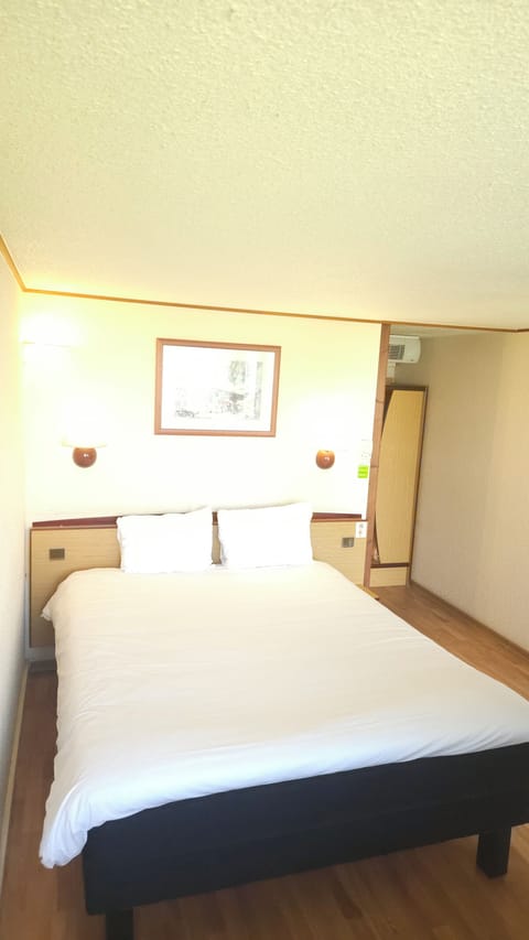 Premium bedding, desk, blackout drapes, soundproofing