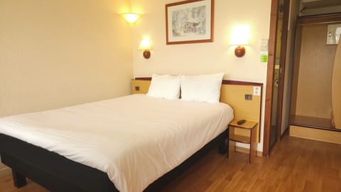 xxx | Premium bedding, desk, blackout drapes, soundproofing