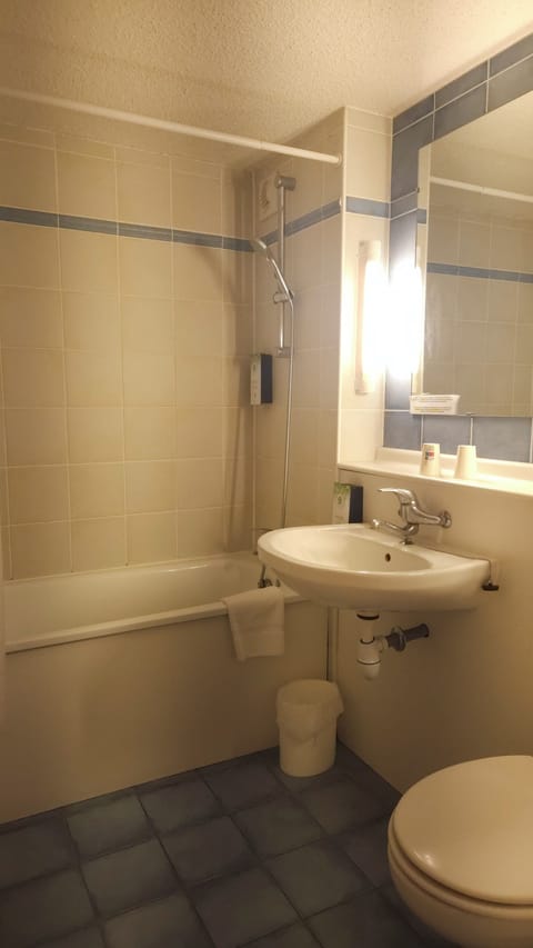 xxx | Bathroom | Combined shower/tub, eco-friendly toiletries, hair dryer, towels