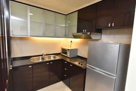 Executive Suite, 1 Bedroom, Kitchenette | Private kitchen | Fridge, microwave, stovetop, coffee/tea maker