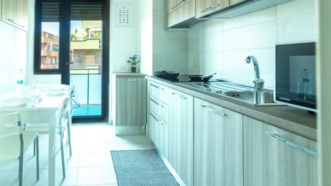 Deluxe Apartment, 2 Bedrooms, Air conditioning, City View | Private kitchen | Fridge, microwave, oven, stovetop