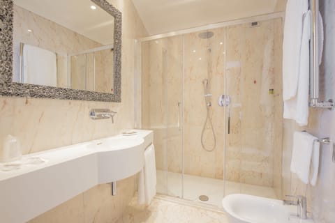 Shower, rainfall showerhead, free toiletries, hair dryer