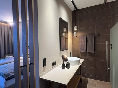 Hypo-allergenic bedding, desk, cribs/infant beds, free WiFi