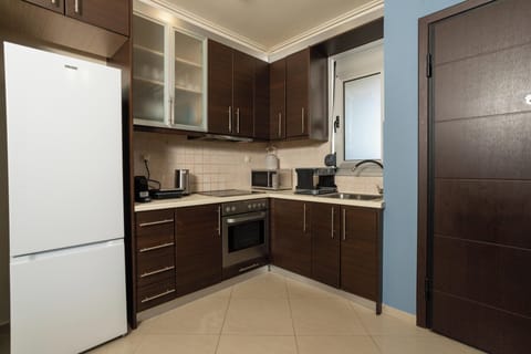 Apartment, City View | Private kitchen | Full-size fridge, microwave, oven, stovetop