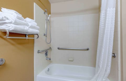 Combined shower/tub, free toiletries, hair dryer, towels