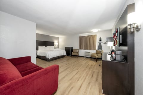 Premium Room, 1 King Bed (Upgraded Bedding & Snack, Smoke Free) | Premium bedding, desk, soundproofing, iron/ironing board