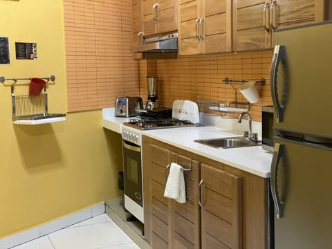 Studio | Private kitchen | Fridge, stovetop, coffee/tea maker, cookware/dishes/utensils