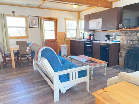 Cabin 3 | Living room | 32-inch flat-screen TV with digital channels, TV, Netflix